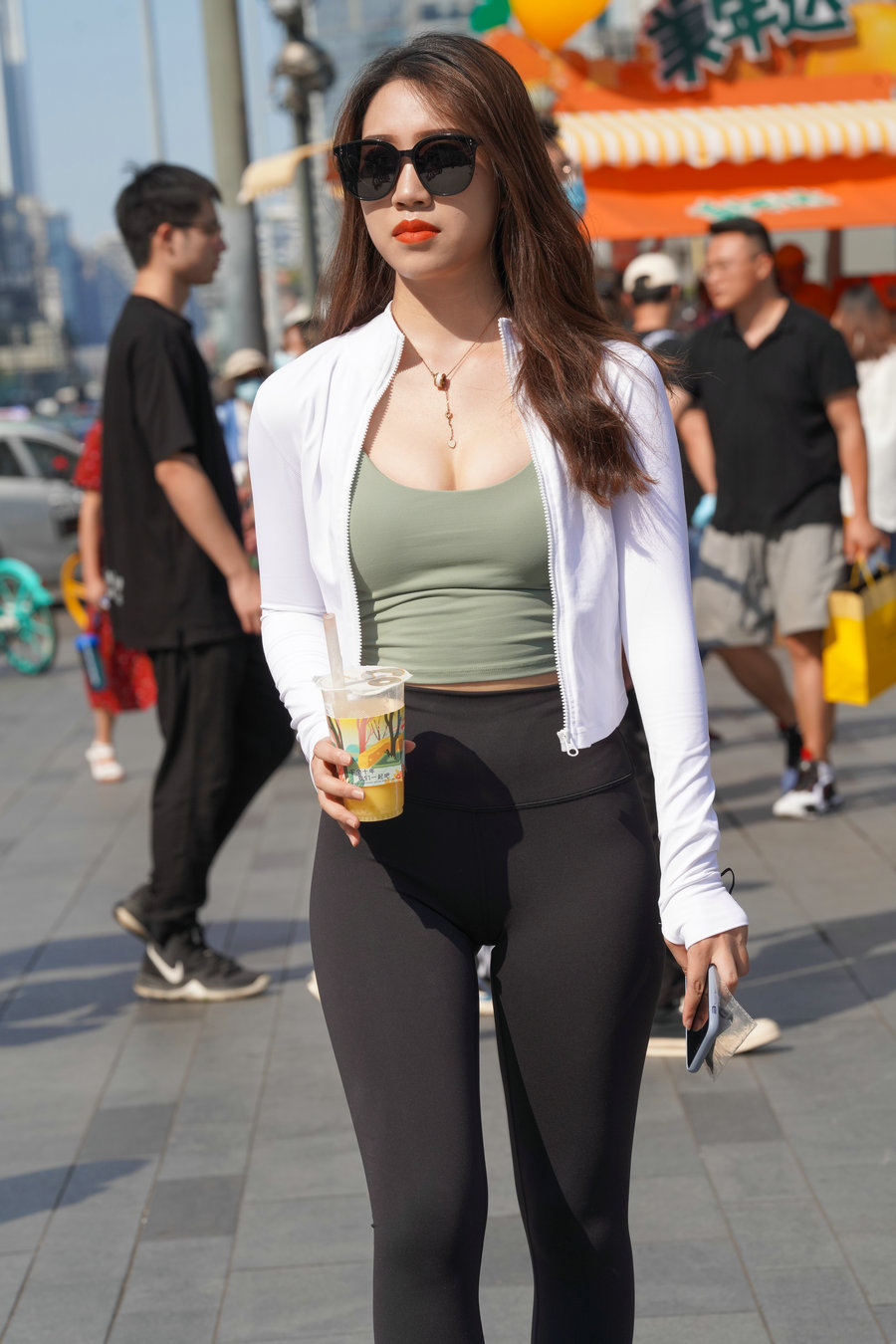 戴墨镜逛街的瑜伽裤女孩 J2859 368P6V-22.8GB-七七街拍