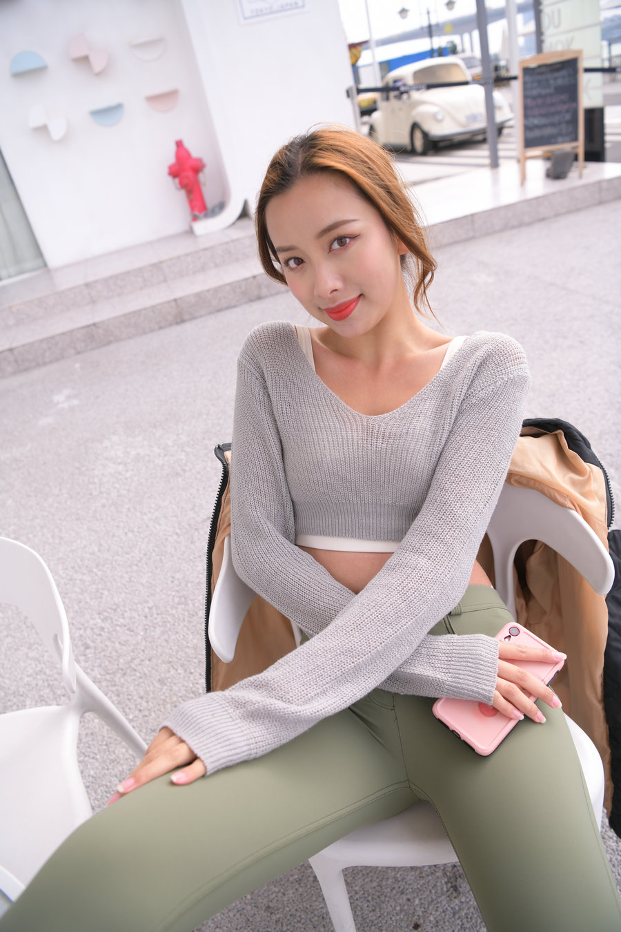 图片[2]-非常可爱的瑜伽裤女孩坐在凳子上 J1520 998P1V-26.5GB-七七街拍