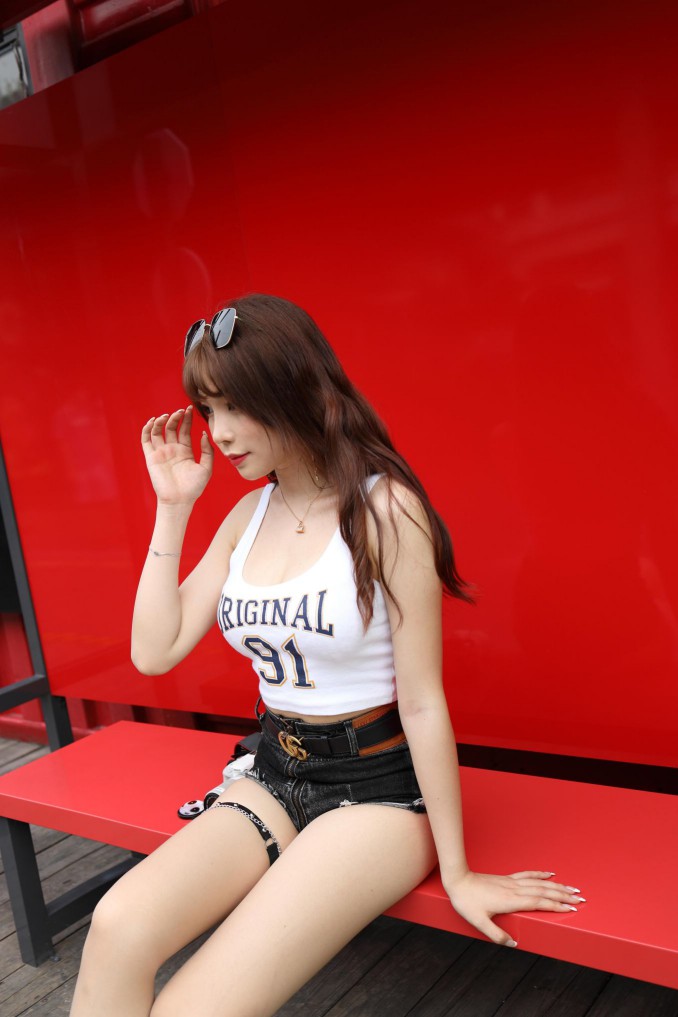 图片[5]-在户外玩单反相机的牛仔热裤女孩【450MB】00032-七七街拍