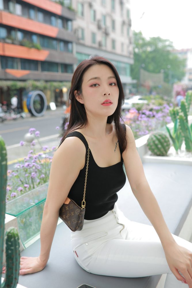 非常漂亮的白色紧身裤女孩J2055 895P2V-24.5GB-七七街拍