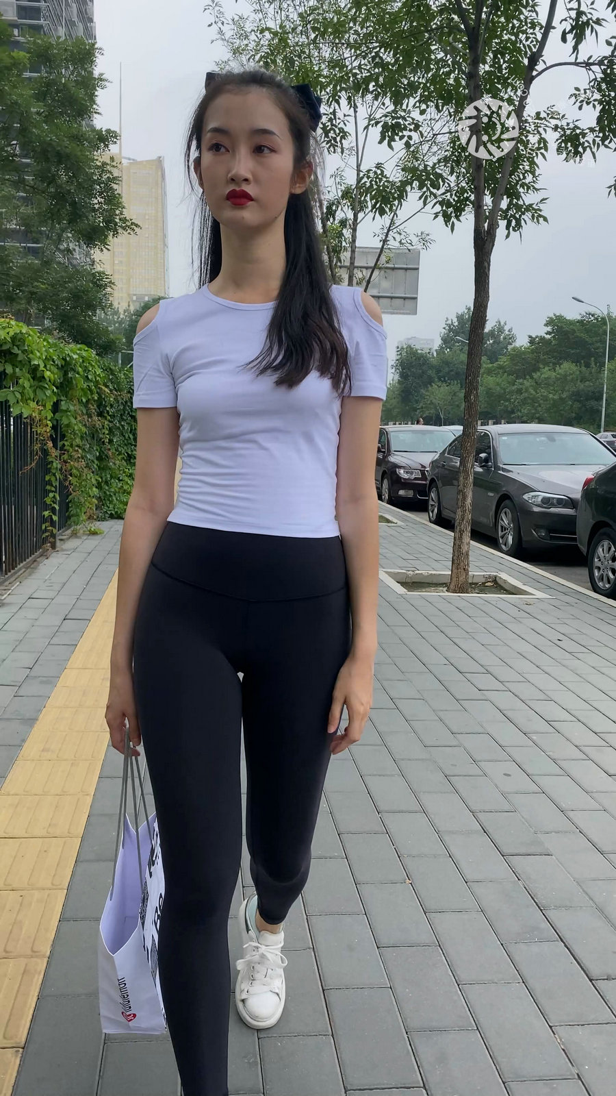 黑色瑜伽裤逛街的女孩J4000 MP4-7.76GB-七七街拍