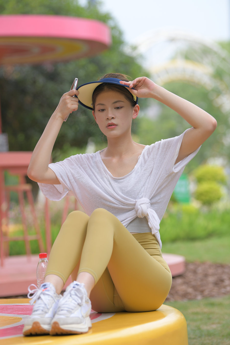 戴着遮阳帽的瑜伽裤女孩J2965 796P1V-27.1GB-七七街拍