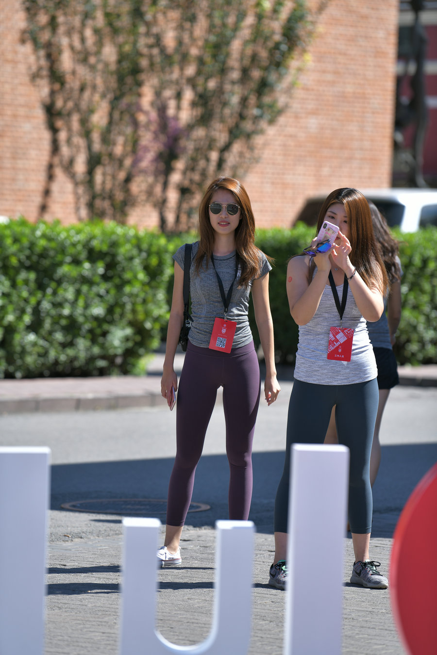 紫色瑜伽裤墨镜导游J4604 27P-336MB-七七街拍