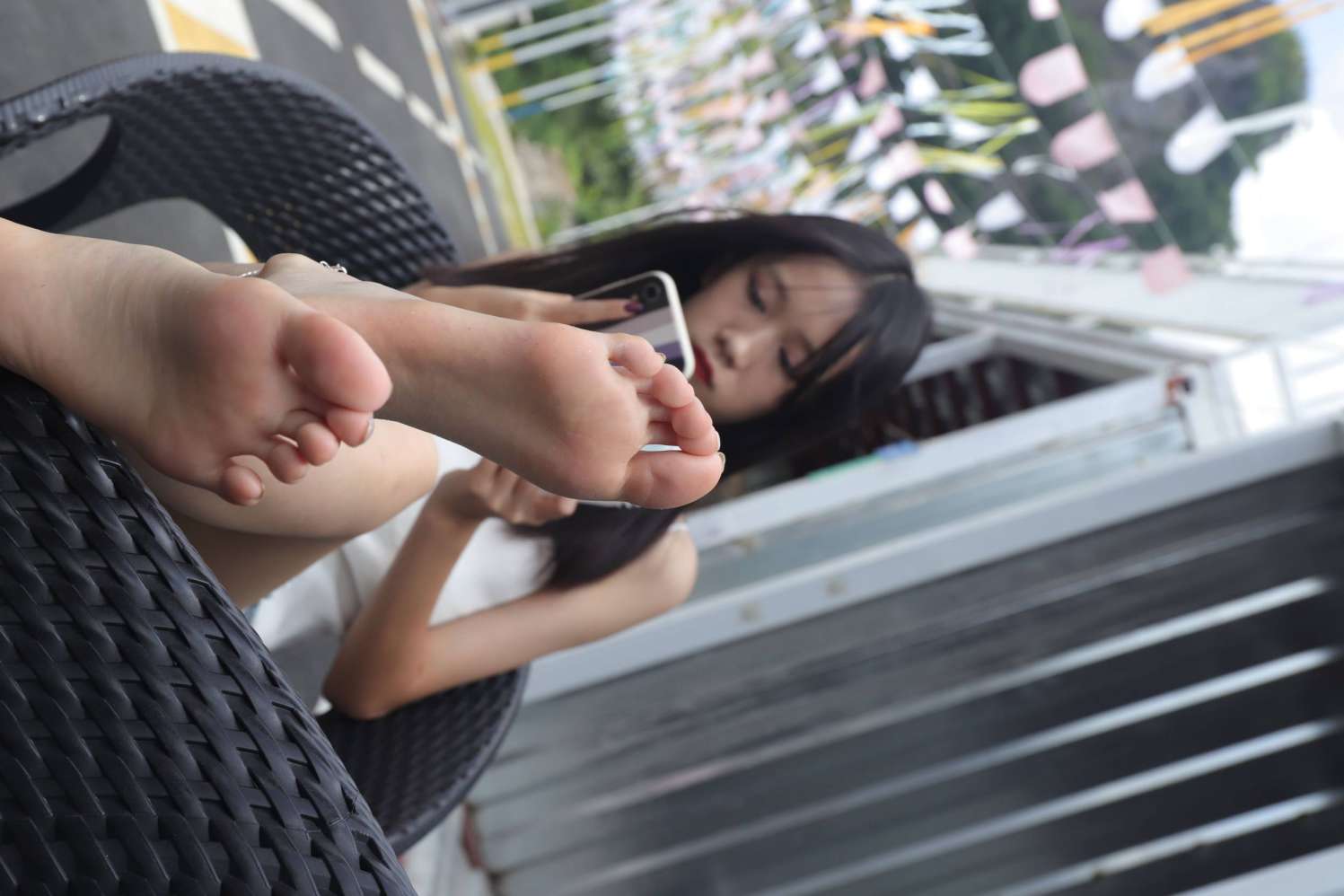 图片[2]-坐在草地上的长发女孩【172P】20012-七七街拍