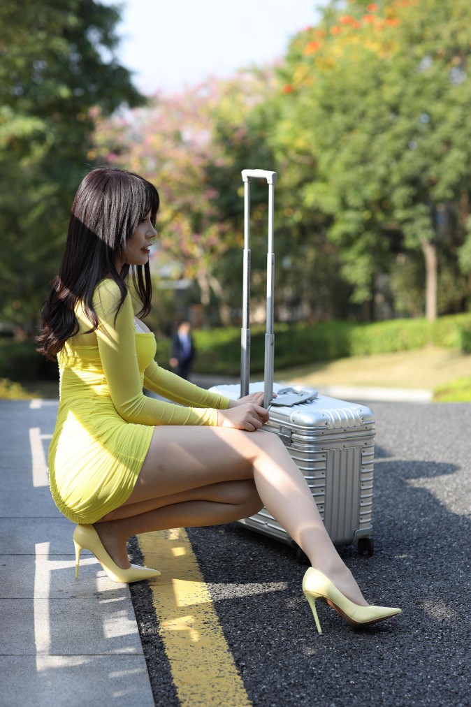 图片[5]-穿紧身裙的美丽姑娘要出去旅行了【419P】00046-七七街拍