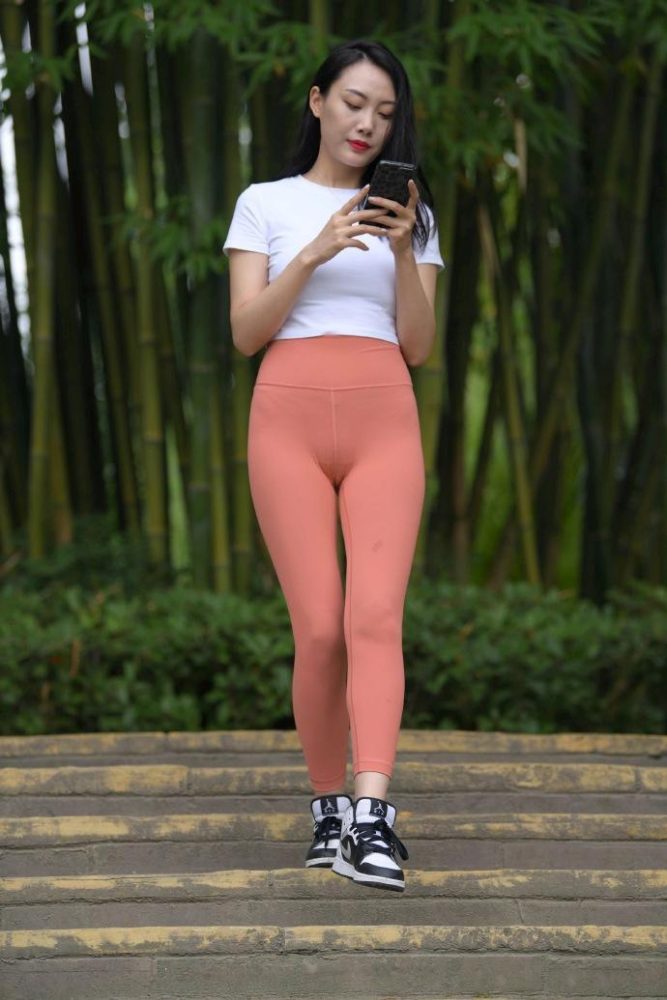 时尚的橘色瑜伽裤女人 J1935 496P1V-20.8GB-七七街拍