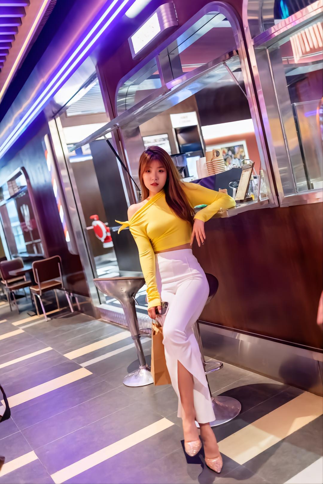 图片[2]-白色紧身牛仔喇叭裤女孩 J1568 428P2V-19.6GB-七七街拍