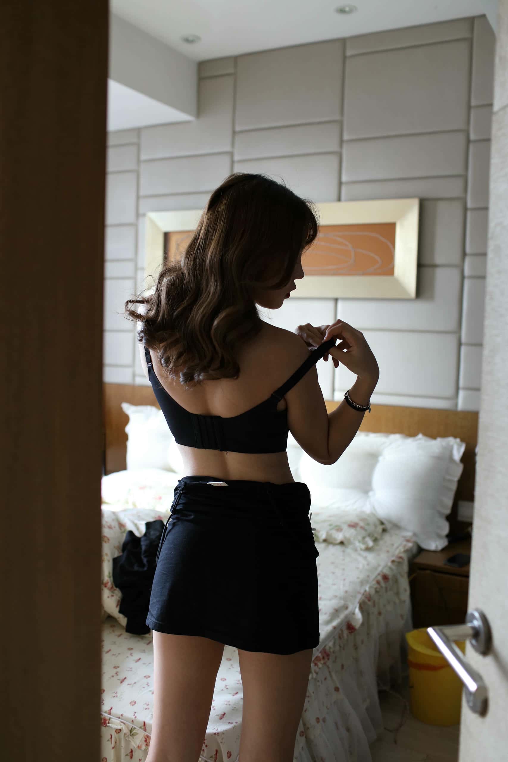 穿黑色紧身裙柔情似水的女孩【329P】000062-七七街拍