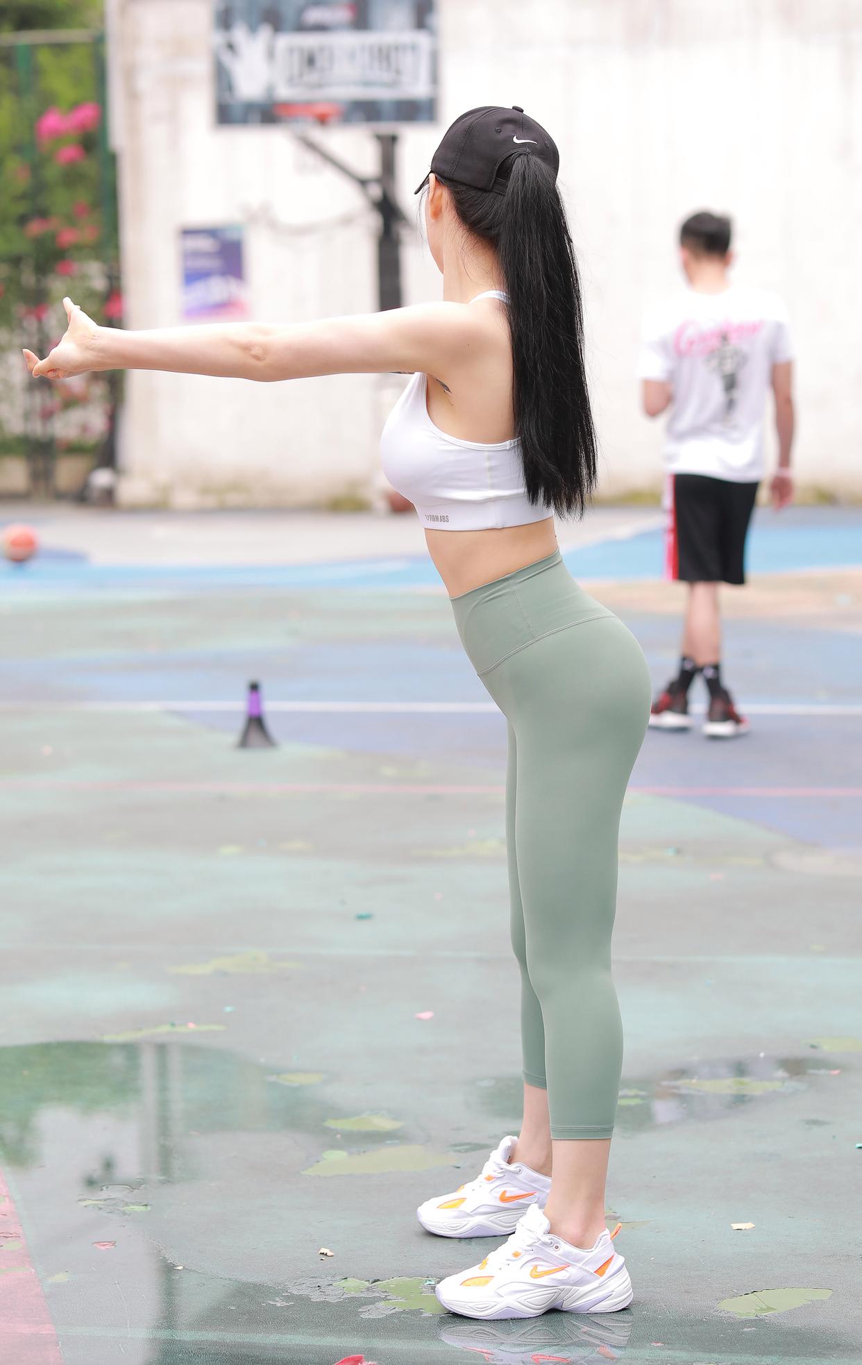 打扮很休闲的瑜伽裤女孩 J1600 415P3V-10.4GB-七七街拍