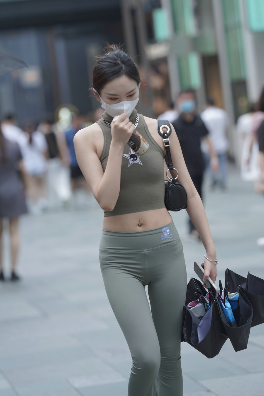 戴口罩的瑜伽裤小女人J3557 133P-1.43GB-七七街拍