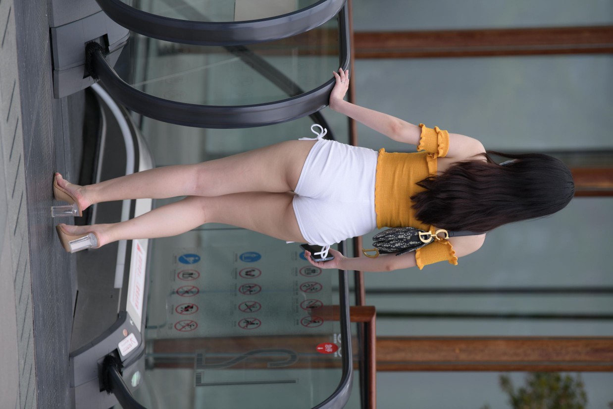 高腰白色短裤的漂亮女孩【767P】00065-七七街拍