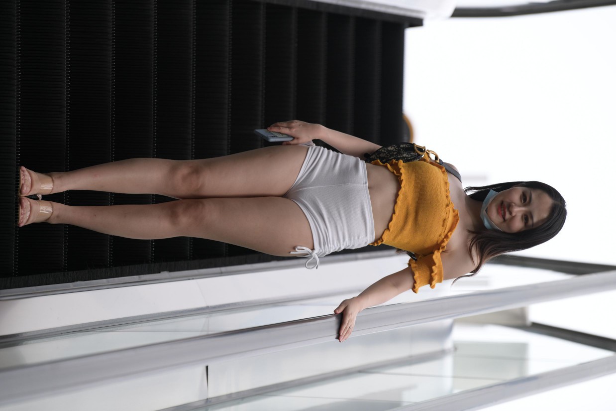 高腰白色短裤的漂亮女孩【767P】00065-七七街拍