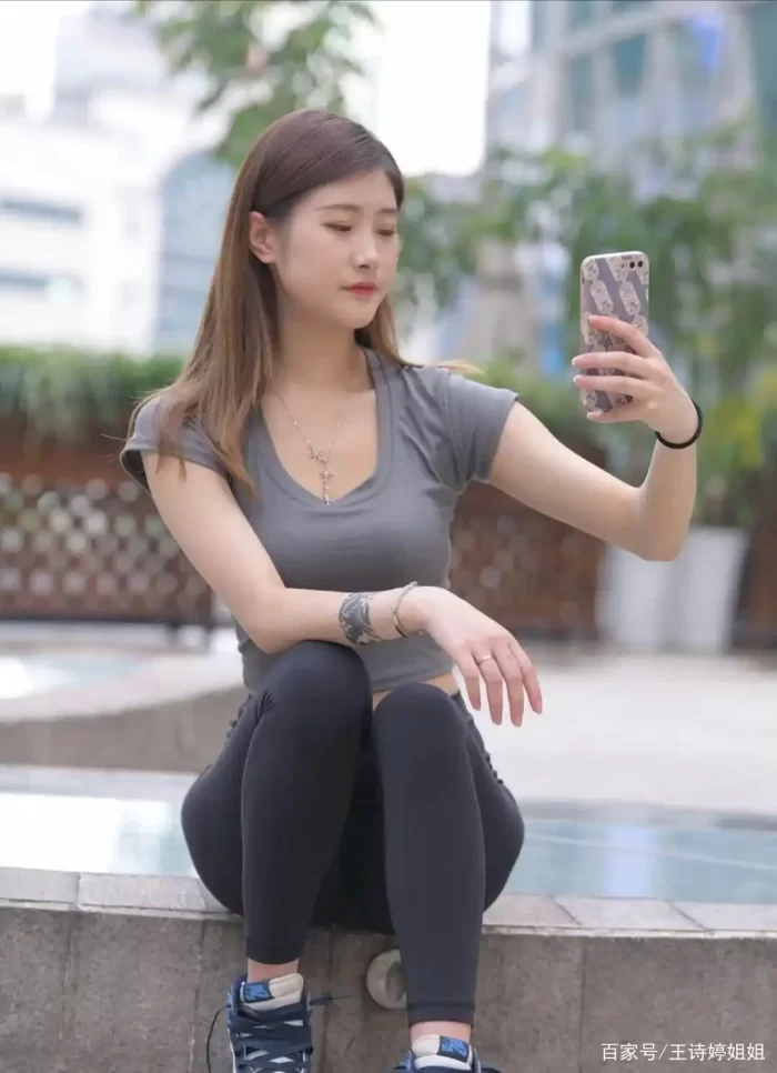 图片[2]-有小虎牙非常甜美的瑜伽裤女孩-七七街拍