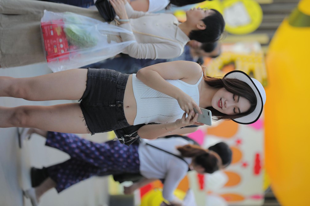 非常时尚阳光的牛仔热裤女孩【808P】00064-七七街拍