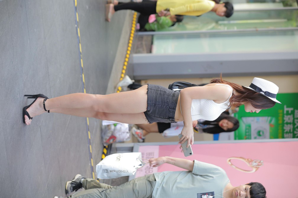 非常时尚阳光的牛仔热裤女孩【808P】00064-七七街拍