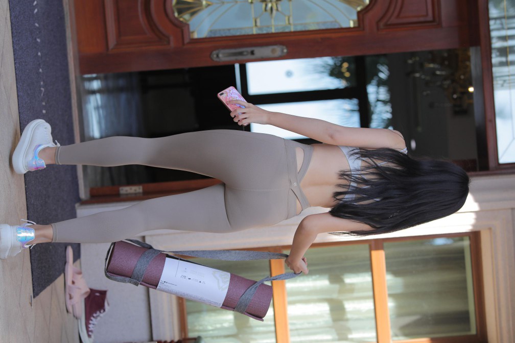 图片[5]-灰色瑜伽裤温柔的女孩【369P】00058-七七街拍