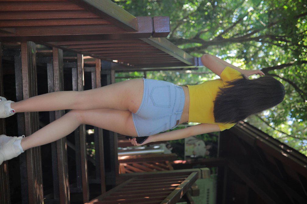 在户外散心的紧身牛仔短裤女孩【536P】00048-七七街拍