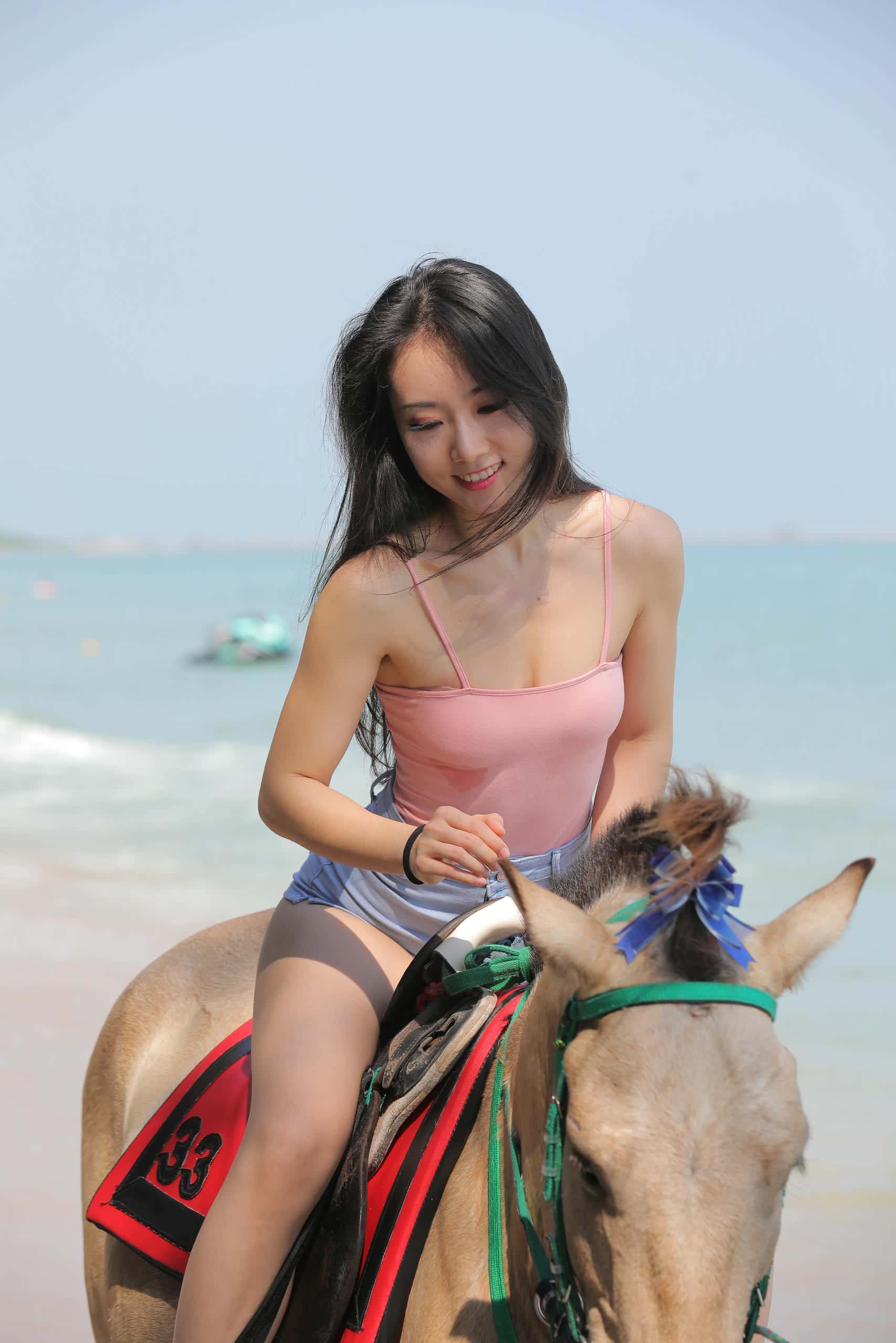 海边练习骑马的热裤女孩【348P】J4187-七七街拍