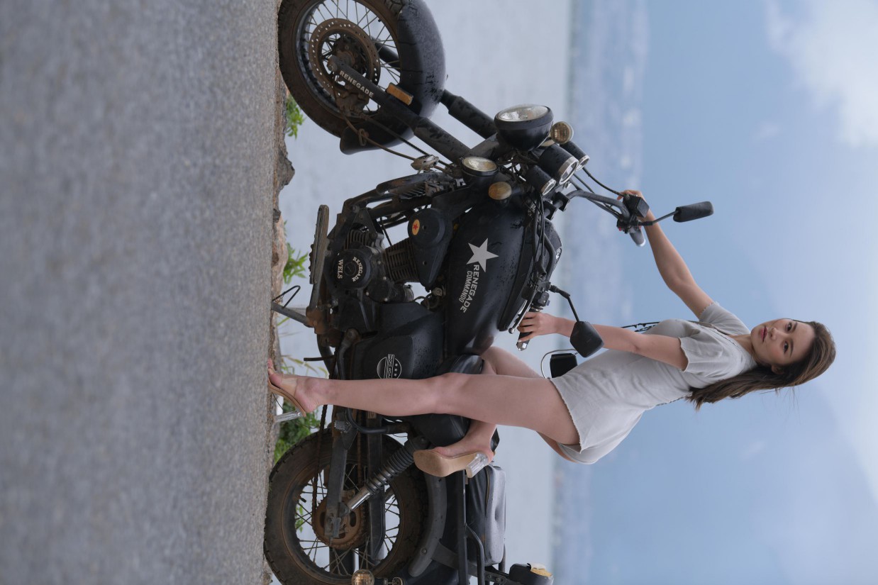 阴雨天在海边骑车的长发女人【156P】00044-七七街拍