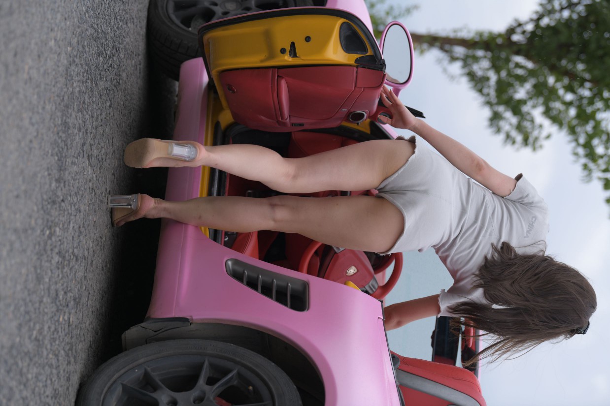 在海边开跑车的连衣短裤女孩【390P】00030-七七街拍