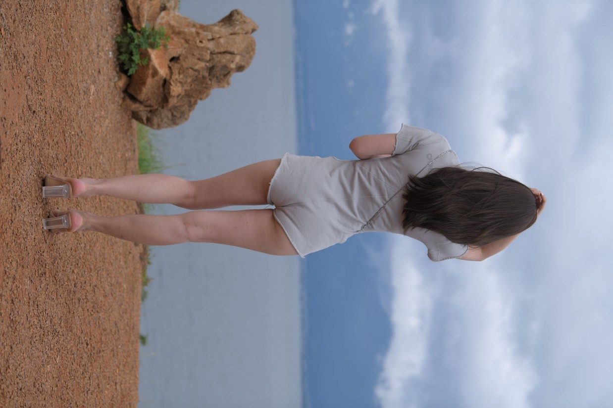 图片[5]-在海边开跑车的连衣短裤女孩【390P】00030-七七街拍