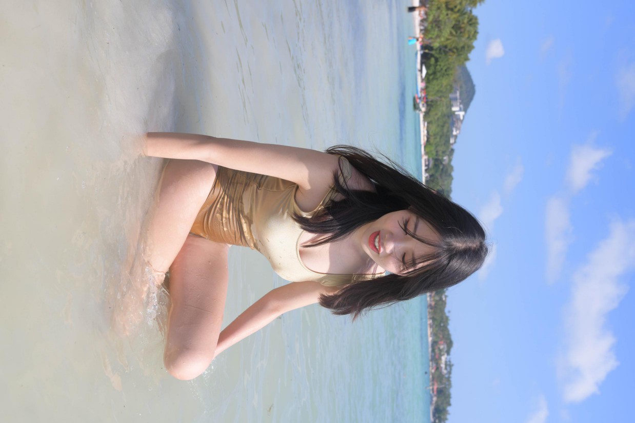 图片[5]-戴太阳帽在海边晒太阳的比基尼女孩【377P】00014-七七街拍