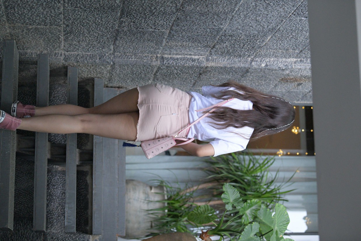 非常清纯甜美的短裙姑娘在逛街【458P】00052-七七街拍