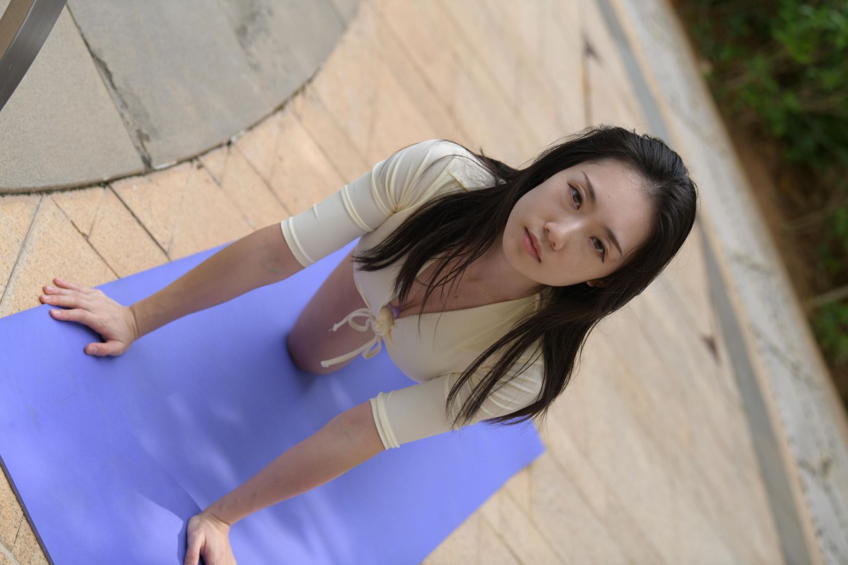 游泳池旁边的比基尼女生【327P】00042-七七街拍