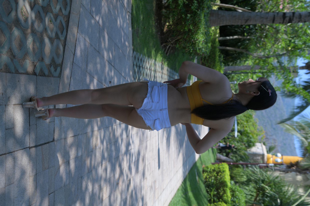 在海南度假的紧身白色短裤女孩【202P】00033-七七街拍