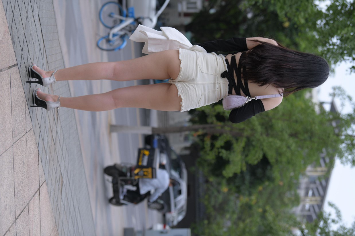 图片[5]-白色短裤的女生笑的很开心【177P】00035-七七街拍