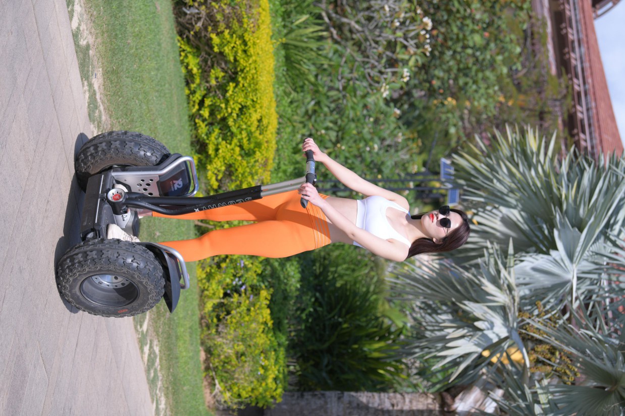 骑着平衡车的橘黄色瑜伽裤妹妹【620P】00054-七七街拍