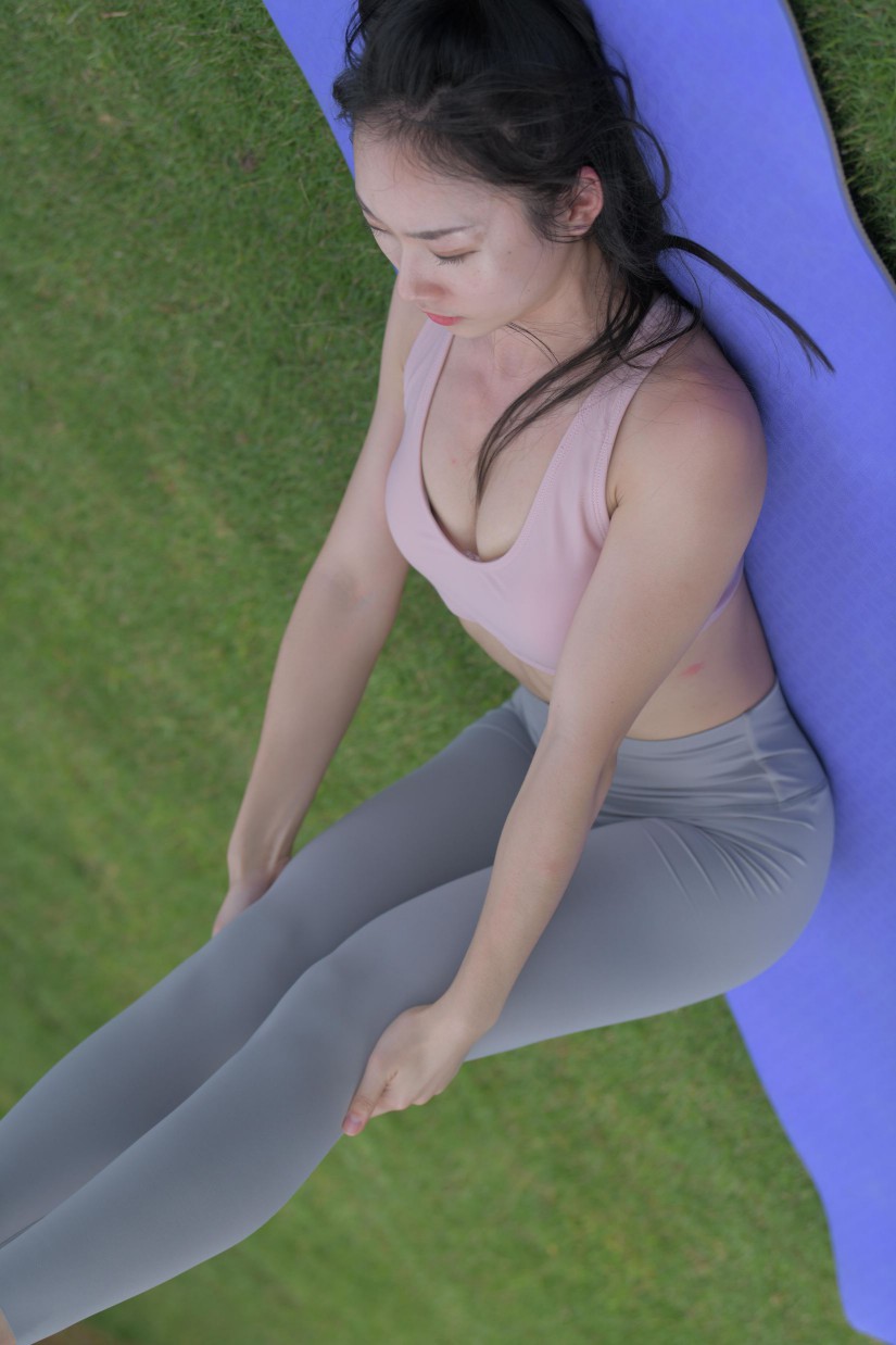 图片[3]-在户外草地上练瑜伽的高马尾女生【235P】00056-七七街拍