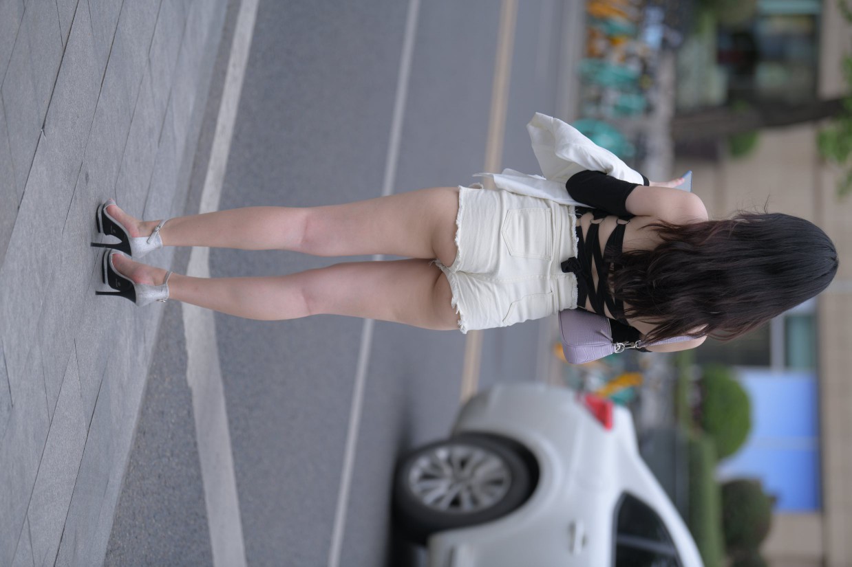 图片[2]-长发飘飘的白色热裤美丽女孩【49P】00029-七七街拍