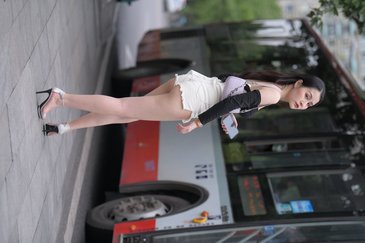 图片[3]-长发飘飘的白色热裤美丽女孩【49P】00029-七七街拍