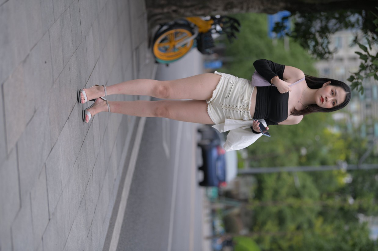 图片[4]-长发飘飘的白色热裤美丽女孩【49P】00029-七七街拍