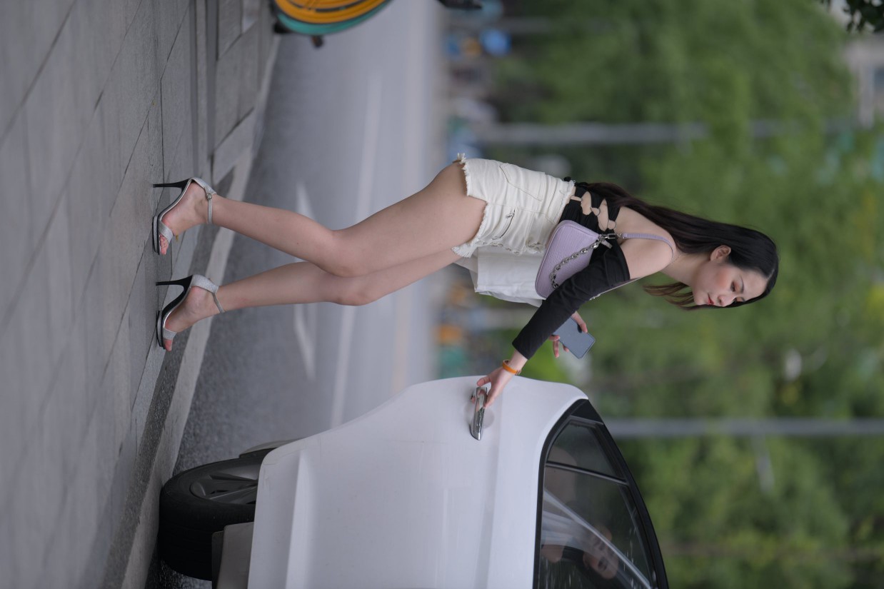 图片[6]-长发飘飘的白色热裤美丽女孩【49P】00029-七七街拍