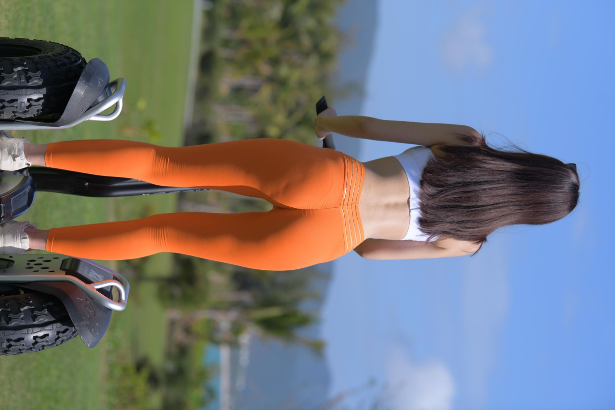 骑着平衡车的橘黄色瑜伽裤妹妹【620P】00054-七七街拍