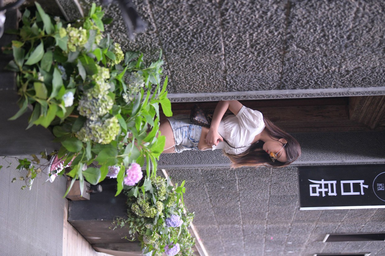 戴太阳镜的牛仔短裤紧身牛仔MM【167P】00021-七七街拍