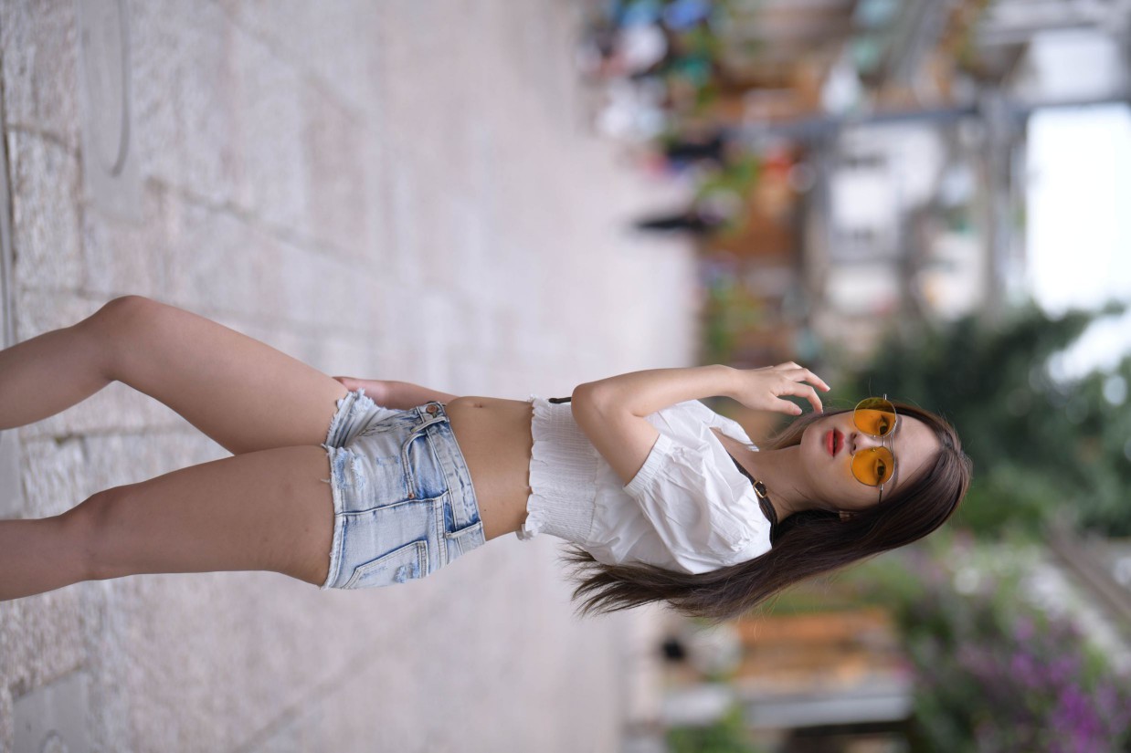 戴太阳镜的牛仔短裤紧身牛仔MM【167P】00021-七七街拍