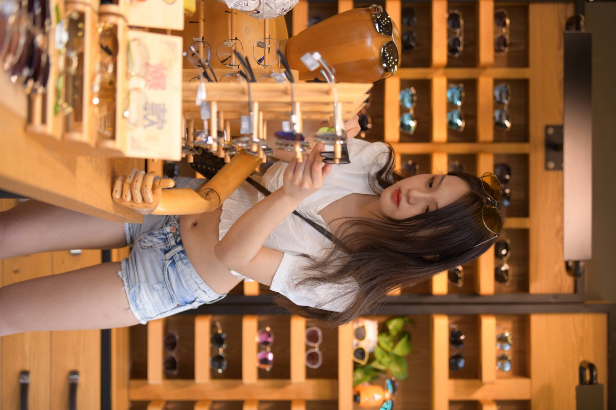 头戴花环的南方姑娘身穿紧身牛仔短裤【161P】00028-七七街拍