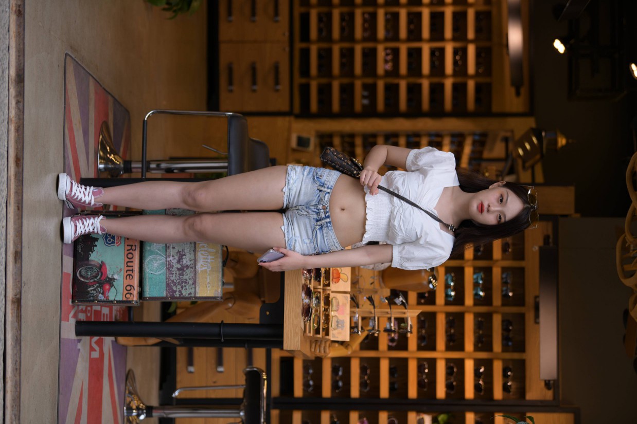 图片[6]-头戴花环的南方姑娘身穿紧身牛仔短裤【161P】00028-七七街拍