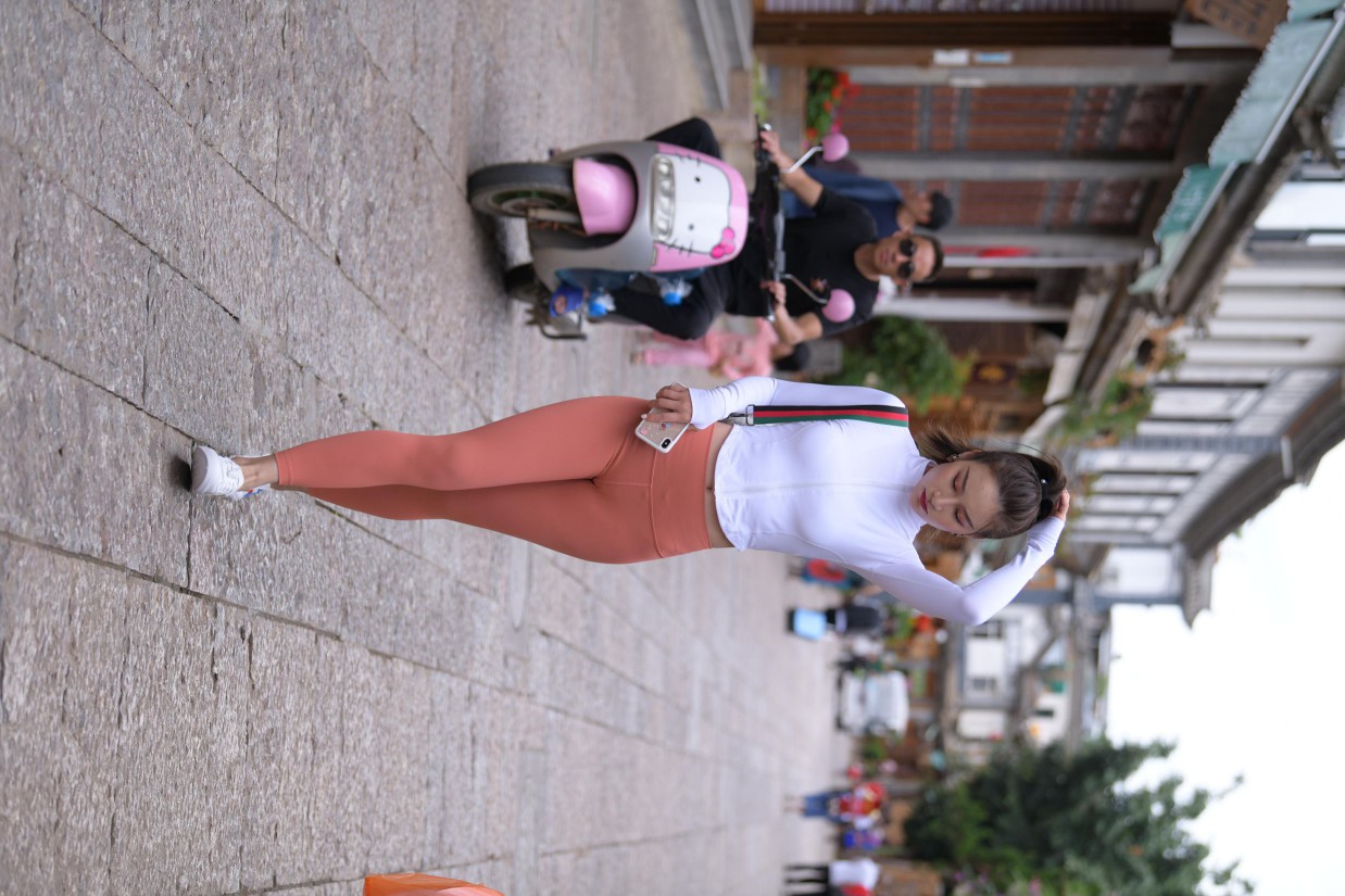 橙色瑜伽裤的高马尾姑娘【615P】00051-七七街拍