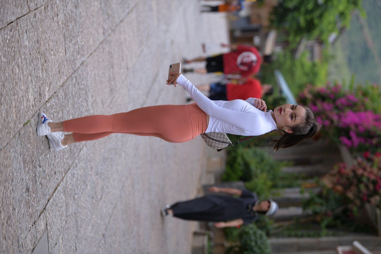 橙色瑜伽裤的高马尾姑娘【615P】00051-七七街拍