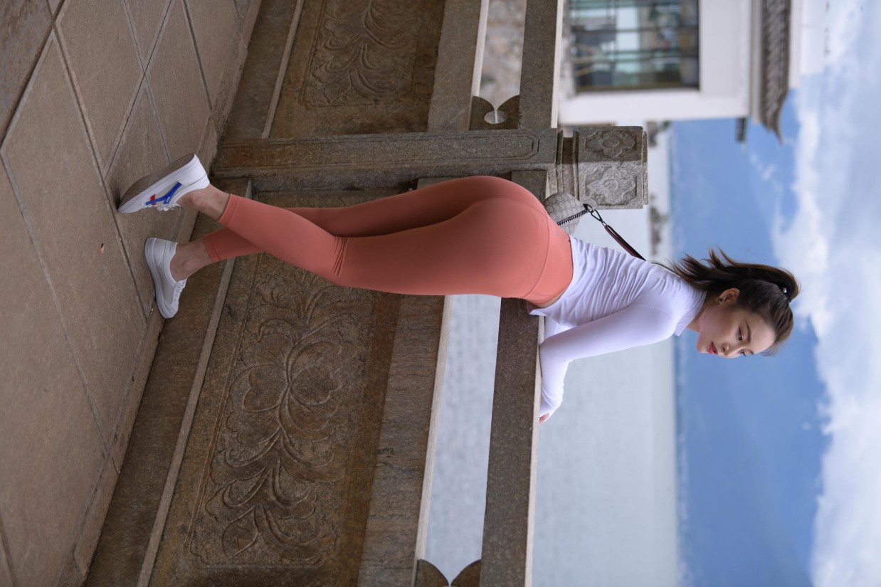 图片[5]-橙色瑜伽裤的高马尾姑娘【615P】00051-七七街拍