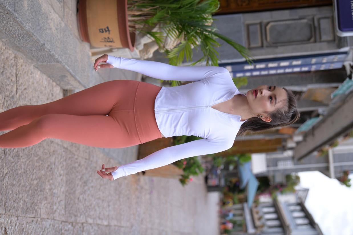 图片[8]-橙色瑜伽裤的高马尾姑娘【615P】00051-七七街拍