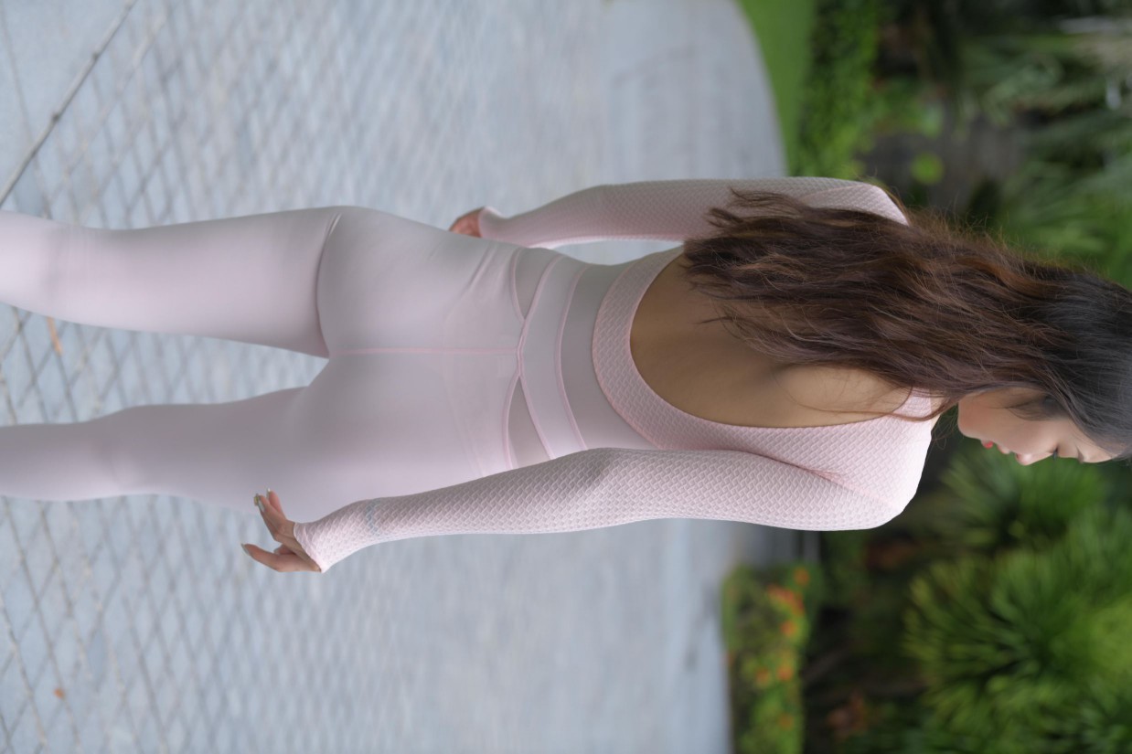 很漂亮眼睛也很大的白色瑜伽裤女孩【249P】00063-七七街拍