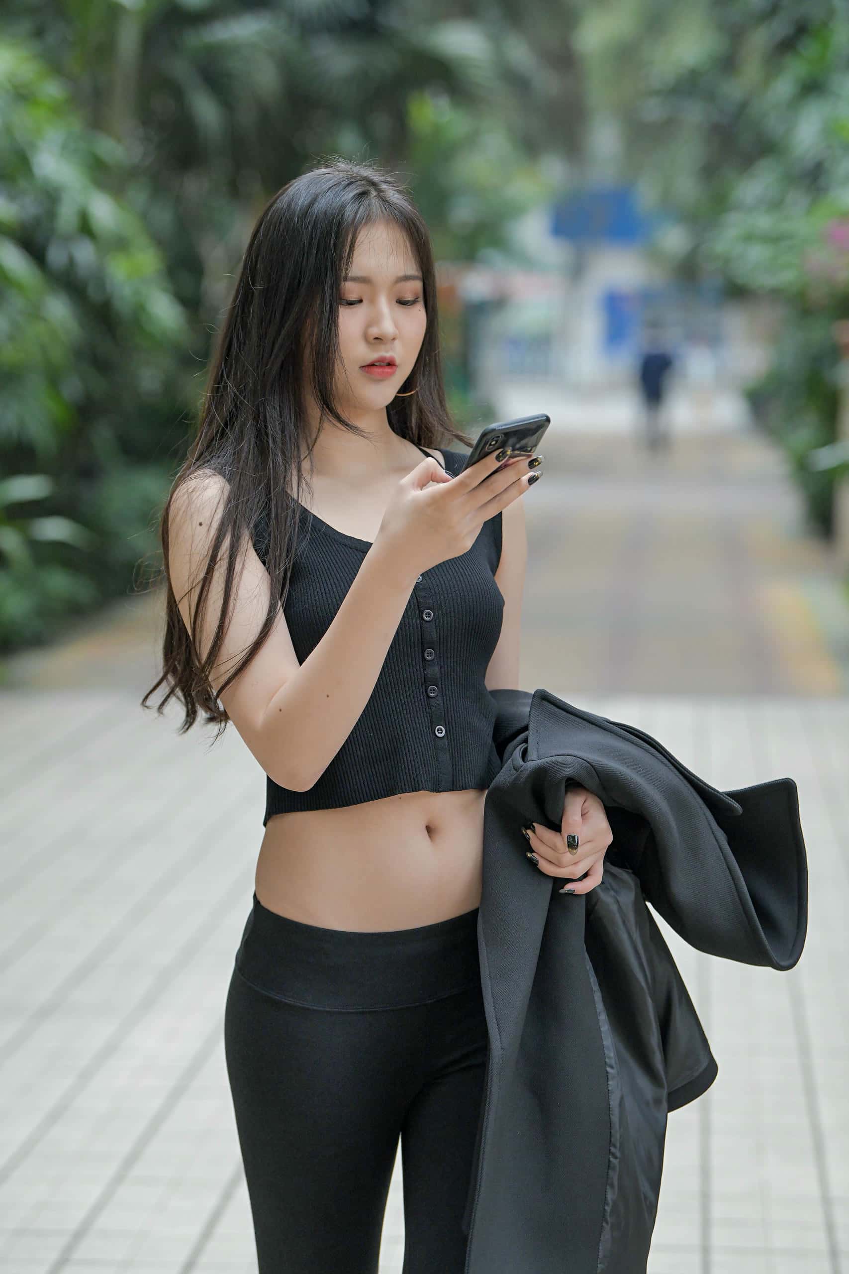 图片[5]-喝奶茶的黑色瑜伽裤长发姑娘【376P】00055-七七街拍