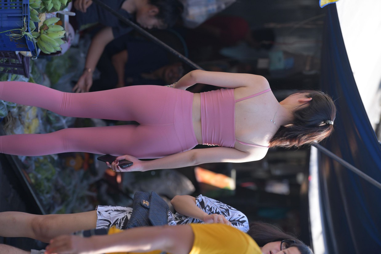 粉色的甜美瑜伽裤女孩在逛街【372P】00057-七七街拍