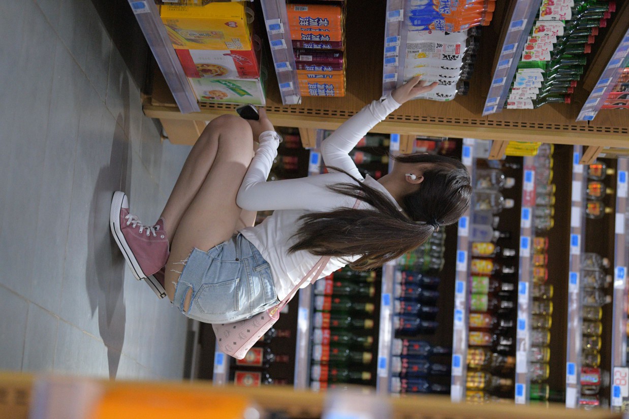 图片[5]-紧身牛仔短裤骑自行车的漂亮女孩【588P】00053-七七街拍