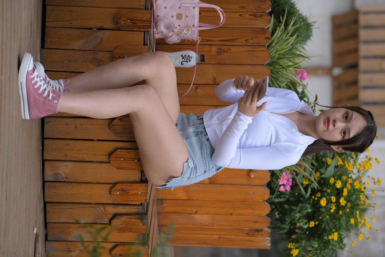 图片[7]-紧身牛仔短裤骑自行车的漂亮女孩【588P】00053-七七街拍